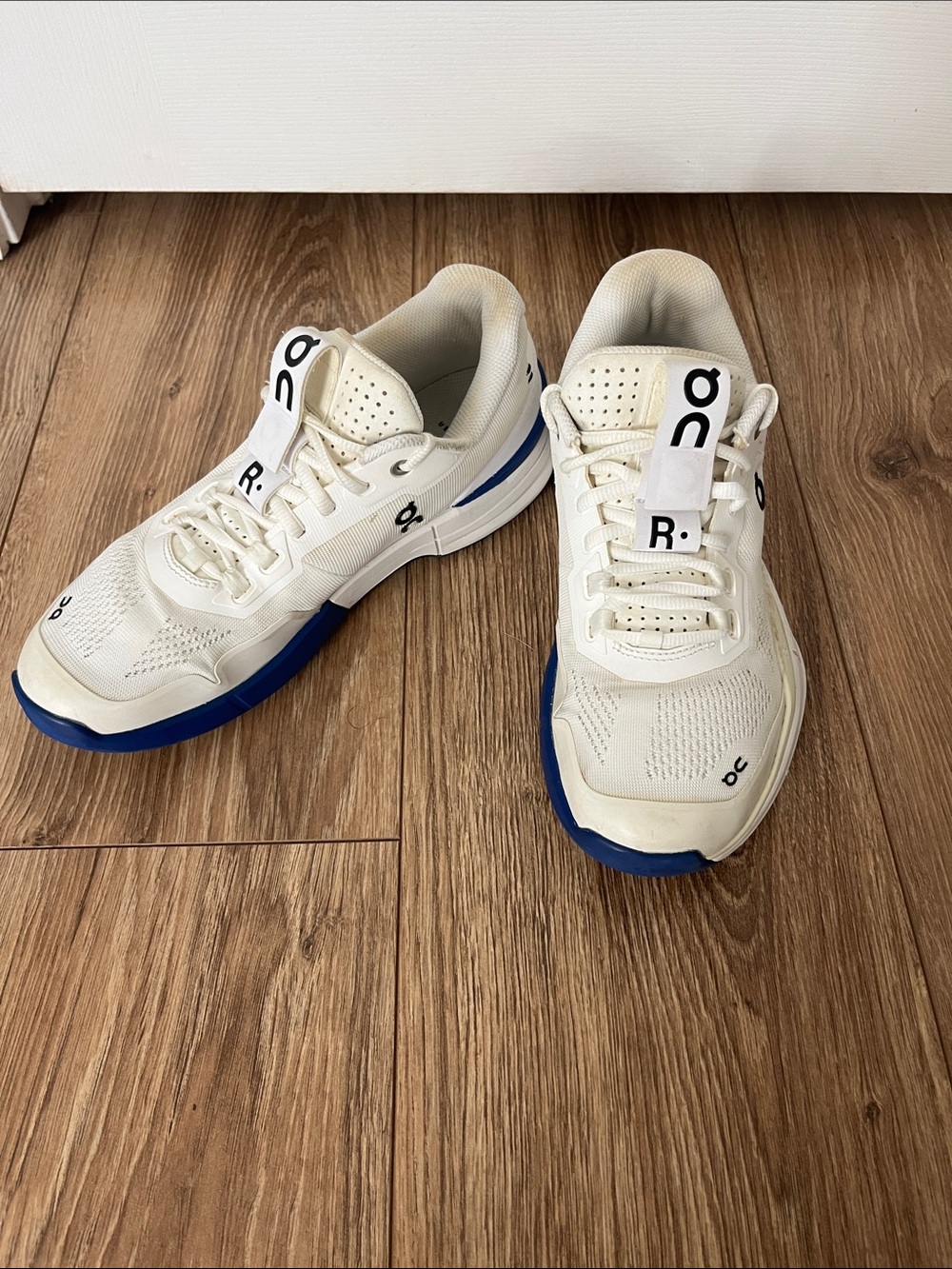 Women's On THE ROGER Pro Shoes White and Indigo Size 8.5 Tennis Pickleball